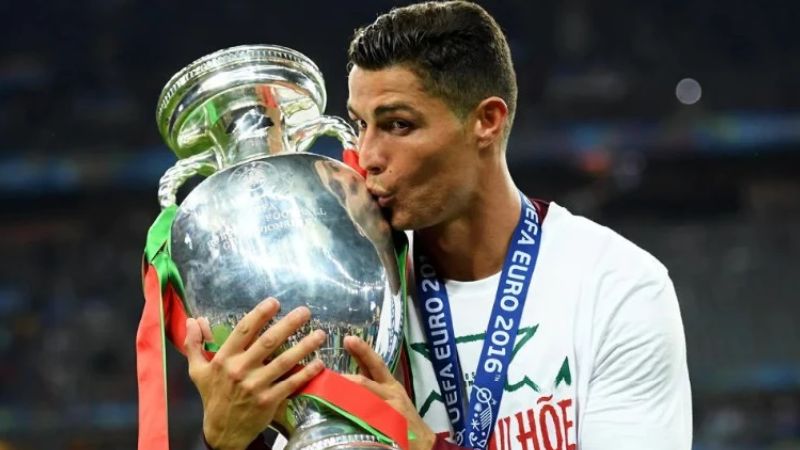 Chân sút vĩ đại Ronaldo tiền đạo xuất sắc nhất lịch sử Euro